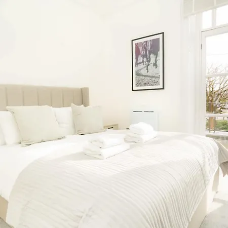 Fabulous 2 Bedroom Apartment In Cheltenham Centre Exterior photo