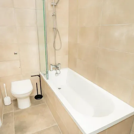 Fabulous 2 Bedroom Apartment In Cheltenham Centre Exterior photo
