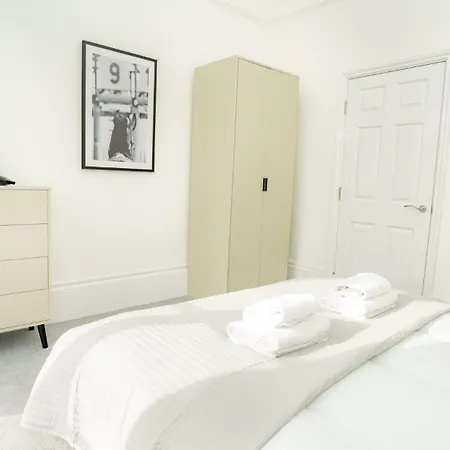 Fabulous 2 Bedroom Apartment In Cheltenham Centre Exterior photo