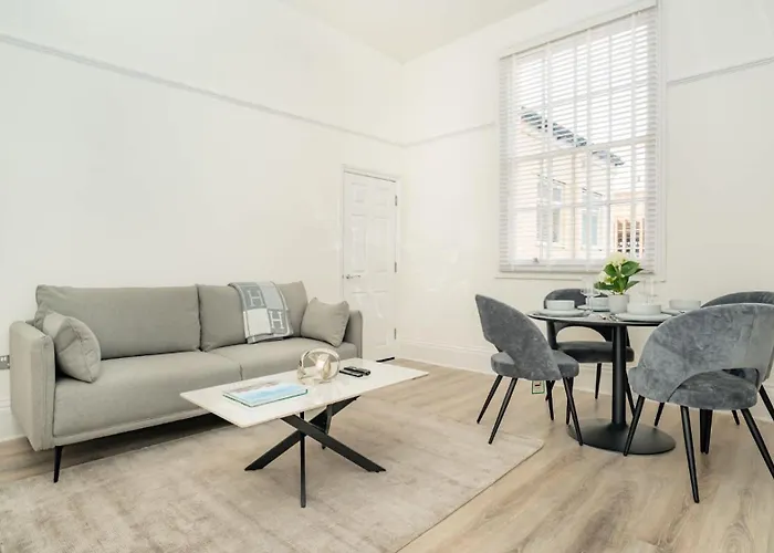 Fabulous 2 Bedroom Apartment In Cheltenham Centre